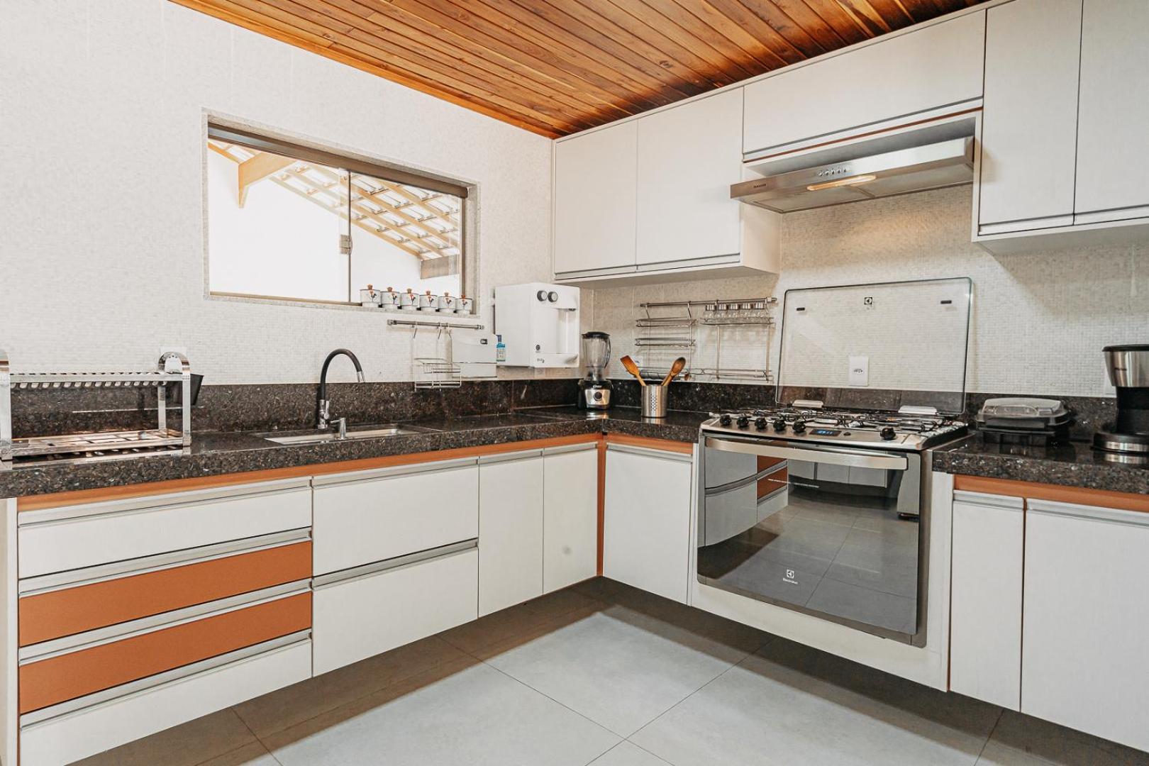 Casadecastelhanos, Quadra Do Mar De Castelhanos, 4 Suites Com Ar, Churrasqueira, Piscina, Hidromassagem, Cozinha Integrada Gourmet Ideal Para Familia E Amigos أنشيتا المظهر الخارجي الصورة