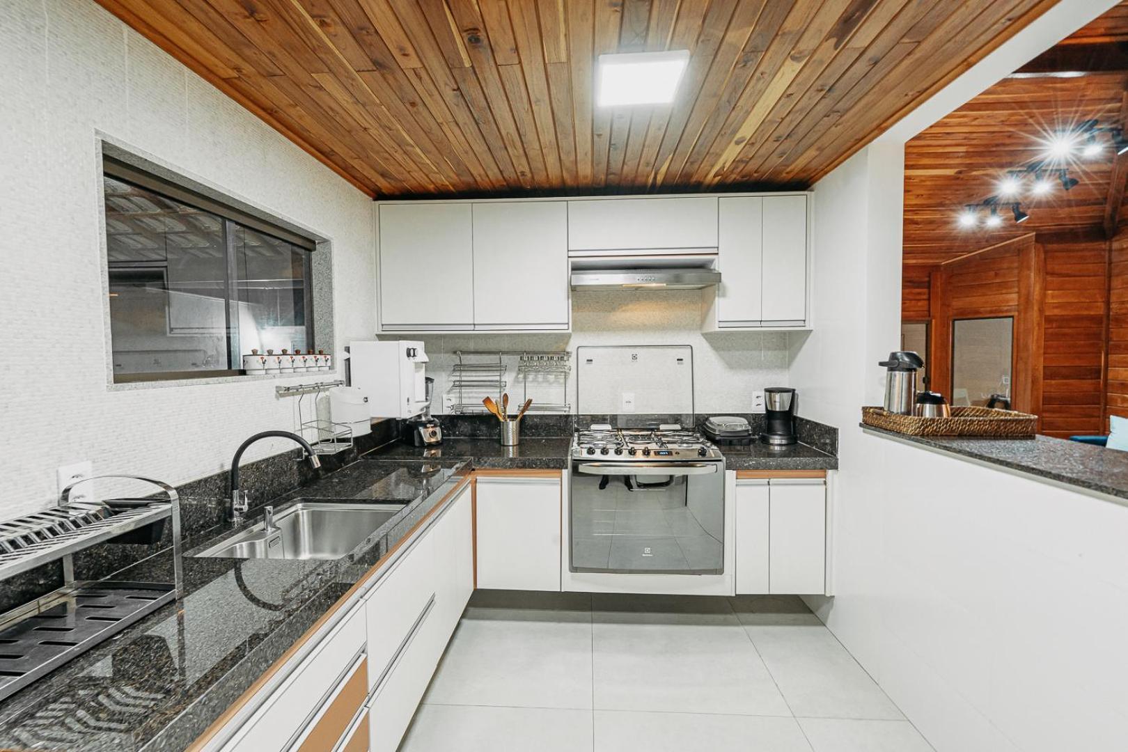 Casadecastelhanos, Quadra Do Mar De Castelhanos, 4 Suites Com Ar, Churrasqueira, Piscina, Hidromassagem, Cozinha Integrada Gourmet Ideal Para Familia E Amigos أنشيتا المظهر الخارجي الصورة
